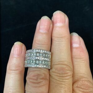 Beautiful Cocktail Ring Costume Jewelry size 6.25​